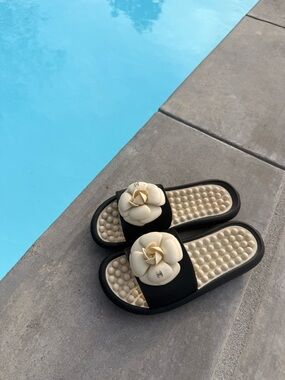 CHANEL Black Slide pool beach Sandals with Cream Camellia Accent CC Logo size 38